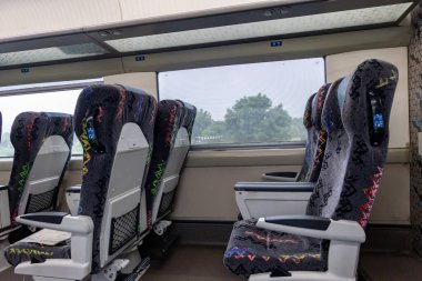 Boş Yolcu Treni Koltuğu ve Pencere Görünümü gündüz görüntüsü Abu karayolu istasyonu Rajasthan Hindistan 'daki Vande Bharat veya Hindistan tren istasyonundan alınmıştır..