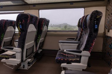 Boş Yolcu Treni Koltuğu ve Pencere Görünümü gündüz görüntüsü Abu karayolu istasyonu Rajasthan Hindistan 'daki Vande Bharat veya Hindistan tren istasyonundan alınmıştır..
