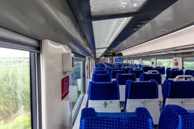 Düşük açılı görüntüden hızlı tren vagonlarına giden yolcu vagonları Abu karayolu istasyonu Rajasthan Hindistan 'daki Vande Bharat veya Hindistan tren istasyonundan alınmıştır..