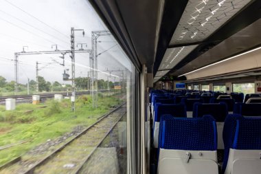 Vacant Seat ve Window View ile yolcu vagonları yüksek hızlı tren görüntüsü sırasında Abu karayolu istasyonu Rajasthan Hindistan 'daki Vande Bharat veya Hindistan tren istasyonunda çekilmiştir..