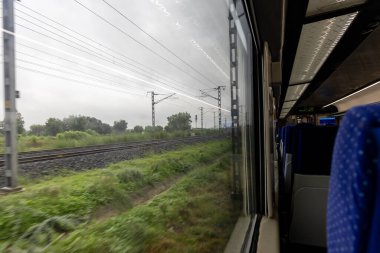 Yolcu Treni Pencere Görünümü Gün boyunca hareket bulanıklığı görüntüsü ile çekilen Abu karayolu istasyonu Rajasthan Hindistan 'da vande bharat veya Hint tren tren.