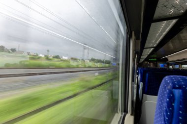 Yolcu Treni Pencere Görünümü Gün boyunca hareket bulanıklığı görüntüsü ile çekilen Abu karayolu istasyonu Rajasthan Hindistan 'da vande bharat veya Hint tren tren.