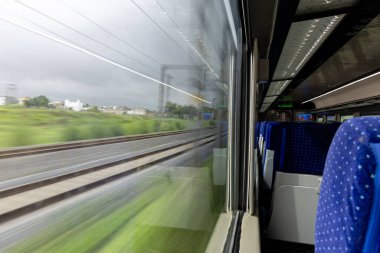 Yolcu Treni Pencere Görünümü Gün boyunca hareket bulanıklığı görüntüsü ile çekilen Abu karayolu istasyonu Rajasthan Hindistan 'da vande bharat veya Hint tren tren.