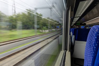 Yolcu Treni Pencere Görünümü Gündüz hareket bulanıklığı ile