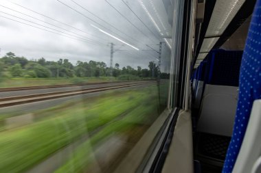 Yolcu Treni Pencere Görünümü Gündüz hareket bulanıklığı ile