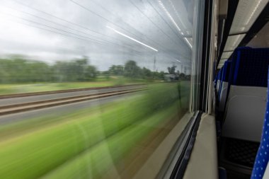 Yolcu Treni Pencere Görünümü Gün boyunca hareket bulanıklığı görüntüsü ile çekilen Abu karayolu istasyonu Rajasthan Hindistan 'da vande bharat veya Hint tren tren.