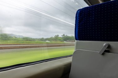 Yolcu Treni Pencere Görünümü Gündüz hareket bulanıklığı ile