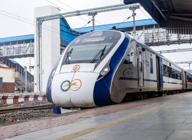 Yüksek Hızlı Yolcu Treni, farklı açılardan çekilen görüntüler, Abu karayolu istasyonu Rajasthan Hindistan 'daki Vande Bharat veya Hindistan tren istasyonundan alınmıştır..