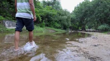 Sabah Doğal Nehir Irmağı 'nda İzole Adam Yürüyüşü