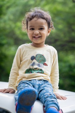 Tatlı Hintli çocuk gülen yüzlü, geçmişi bulanık.