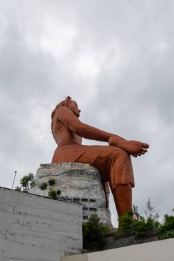 Kutsal Hindu Tanrısı Shiva 'nın heykeli. Gündüz meditasyon pozisyonunda.