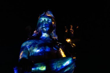 Hindu Tanrısı Shiva 'nın izole edilmiş heykeli dramatik lazer efektli sükunet tasvir ediyor.