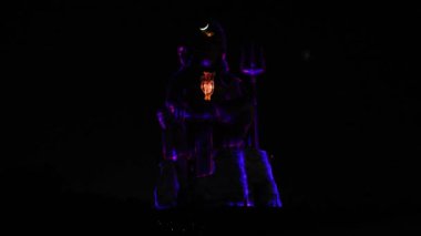 Hindu tanrısı Lord Shiva 'nın izole edilmiş heykeli dramatik lazer ışık efektiyle Meditasyon Duruşu