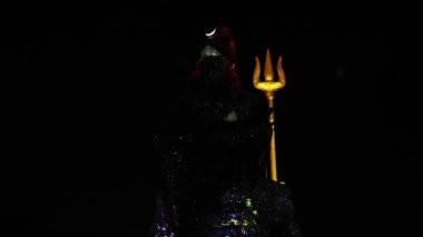 Hindu tanrısı Shiva 'nın çarpıcı lazer ışığı efektiyle izole edilmiş kutsal mızrağı.
