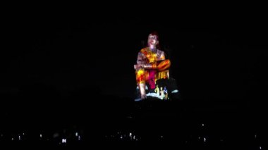 Hindu tanrısı Lord Shiva Ardhnarishwar 'ın heykeli. Meditasyon Duruşu ve dramatik lazer ışığı etkisi.