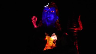 Hindu Lord Shiva 'nın izole edilmiş heykeli dramatik lazer ışığı efektiyle ruhun uyanışını tasvir ediyor.
