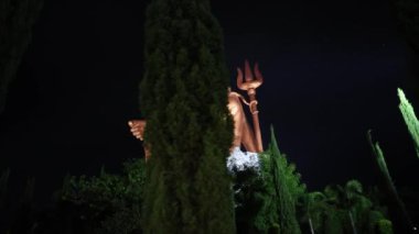 Kutsal Hindu Lord Shiva 'nın izole edilmiş heykeli Meditasyon Duruşu ve gece karanlık gökyüzü