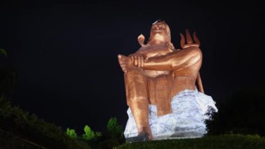 Kutsal Hindu Lord Shiva 'nın izole edilmiş heykeli Meditasyon Duruşu ve gece karanlık gökyüzü