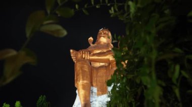 Kutsal Hindu Lord Shiva 'nın izole edilmiş heykeli Meditasyon Duruşu ve gece karanlık gökyüzü