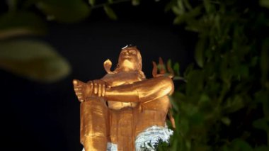 Kutsal Hindu Lord Shiva 'nın izole edilmiş heykeli Meditasyon Duruşu ve gece karanlık gökyüzü