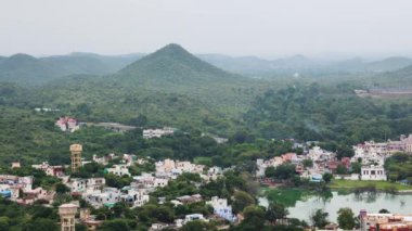 Bulutlu Sabah Gökyüzü Altındaki Dağ Üssünde Manzaralı Hava Şehri