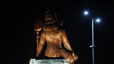 Hindu tanrısı Shiva 'nın karanlık arka plandaki izole edilmiş heykeli.