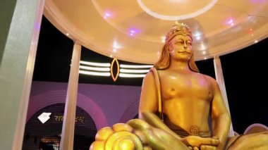 Hindu tanrısı Lord Hanumana parlak bir geçmişi olan heykeli izole etti.