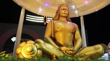 Hindu tanrısı Lord Hanumana parlak bir geçmişi olan heykeli izole etti.