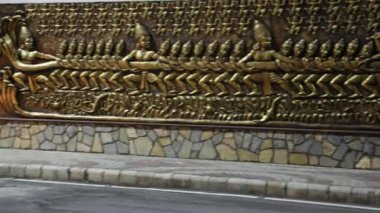 Akşam vakti Hindu İlahı İdolüyle Samudramanthan İfadesi