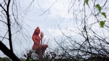 Güneşin doğuşunda eşsiz bir perspektiften Lord Shiva Heykeli ile meditasyon yapmak
