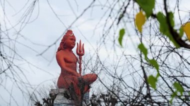 Güneşin doğuşunda eşsiz bir perspektiften Lord Shiva Heykeli ile meditasyon yapmak