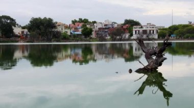 Şehir Manzaralı Huzurlu Göl ve Parlak Gök Altında Ahşap Yansımalar