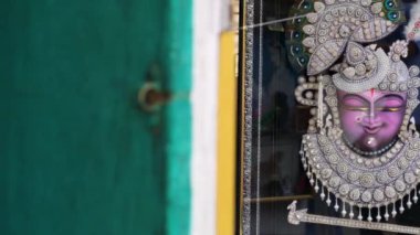 Hindu Lord Shrinathji 'nin izole edilmiş heykeli. Meditasyondaki küçük kutsal krishna eşsiz bir açıdan.