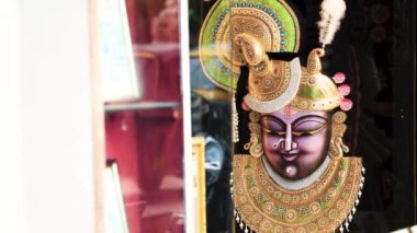 Hindu Lord Shrinathji 'nin izole edilmiş heykeli. Meditasyondaki küçük kutsal krishna eşsiz bir açıdan.