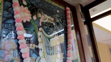 Hindu Lord Shrinathji 'nin izole edilmiş heykeli. Meditasyondaki küçük kutsal krishna eşsiz bir açıdan.