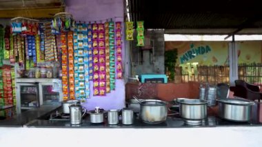 Hindistan tavası ve Çelik Taşıyıcılarla Çay Dükkanı gündüz videosu Nathdwara Rajasthan Hindistan 'da 11 Ağustos 2024 tarihinde çekilmiştir..