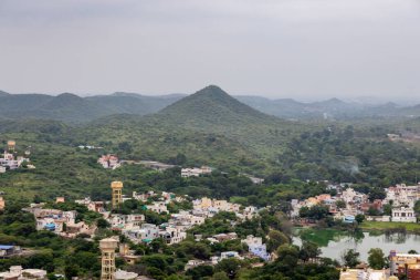 Bulutlu Sabah Gökyüzü Altındaki Dağ Üssünde Manzaralı Hava Şehri