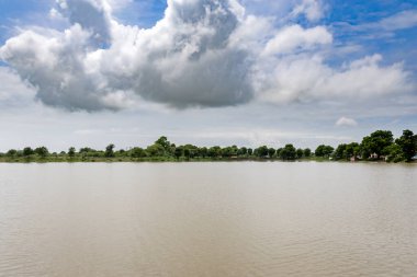 Su basmış Çamurlu Su Parlak mavi gökyüzü ile sabah