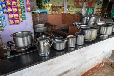 Hindistan tavası ve Çelik Taşıyıcı Tea Stall gündüz görüntüsü Nathdwara Rajasthan Hindistan 'da 11 Ağustos 2024 tarihinde çekilmiştir..