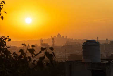 Gün doğumu turuncu gökyüzü şafak vakti kale gölgesinde düz açıdan Jodhpur Rajasthan Hindistan 'ı aldı..