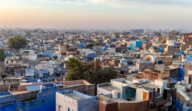 Kalabalık mavi şehir manzarası sabah Jodhpur Rajasthan Hindistan 'ı gösteriyor..