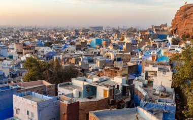 Kalabalık mavi şehir manzarası sabah Jodhpur Rajasthan Hindistan 'ı gösteriyor..