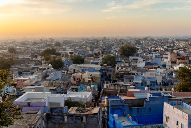 Kalabalık mavi şehir manzarası sabah Jodhpur Rajasthan Hindistan 'ı gösteriyor..