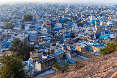 Mavi şehir dağ tepesinden kalabalık ev görüntüsü Jodhpur Rajasthan Hindistan 'a ait..