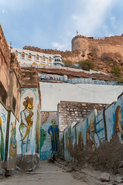 Jodhpur Rajasthan 'ın Hindistan' daki benzersiz açılı görüntüsünden sabah şehir sokaklarındaki sanatsal duvar resimleri çekildi..