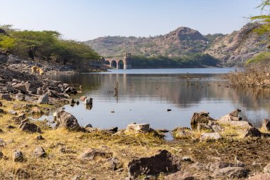 Bakir göl, sakin su, dağlık arka plan, gündüz farklı açılardan.