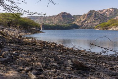 Kayalana Gölü Jodhpur Rajasthan Hindistanı 'nda gün içinde farklı açılardan çekilmiş el değmemiş sakin bir göl..
