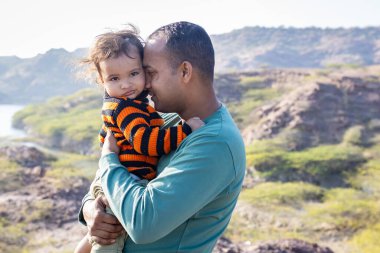 Baba ve Oğul yakınlaşıyor. Sabah dışarıda yakın çekim yapıyorlar.