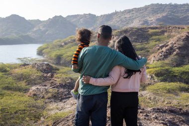 Genç Ebeveynler ve Yürüyen Yürüyen Çocuklar Serene Dağı Tepesinde