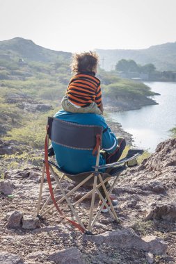 Baba ve Oğul Göl Manzaralı Dağ Tepesinde Kaynaşıyor
